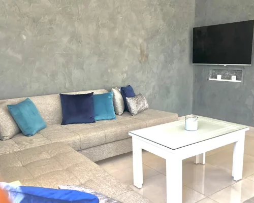 Détente au bord de la piscine à Djerba